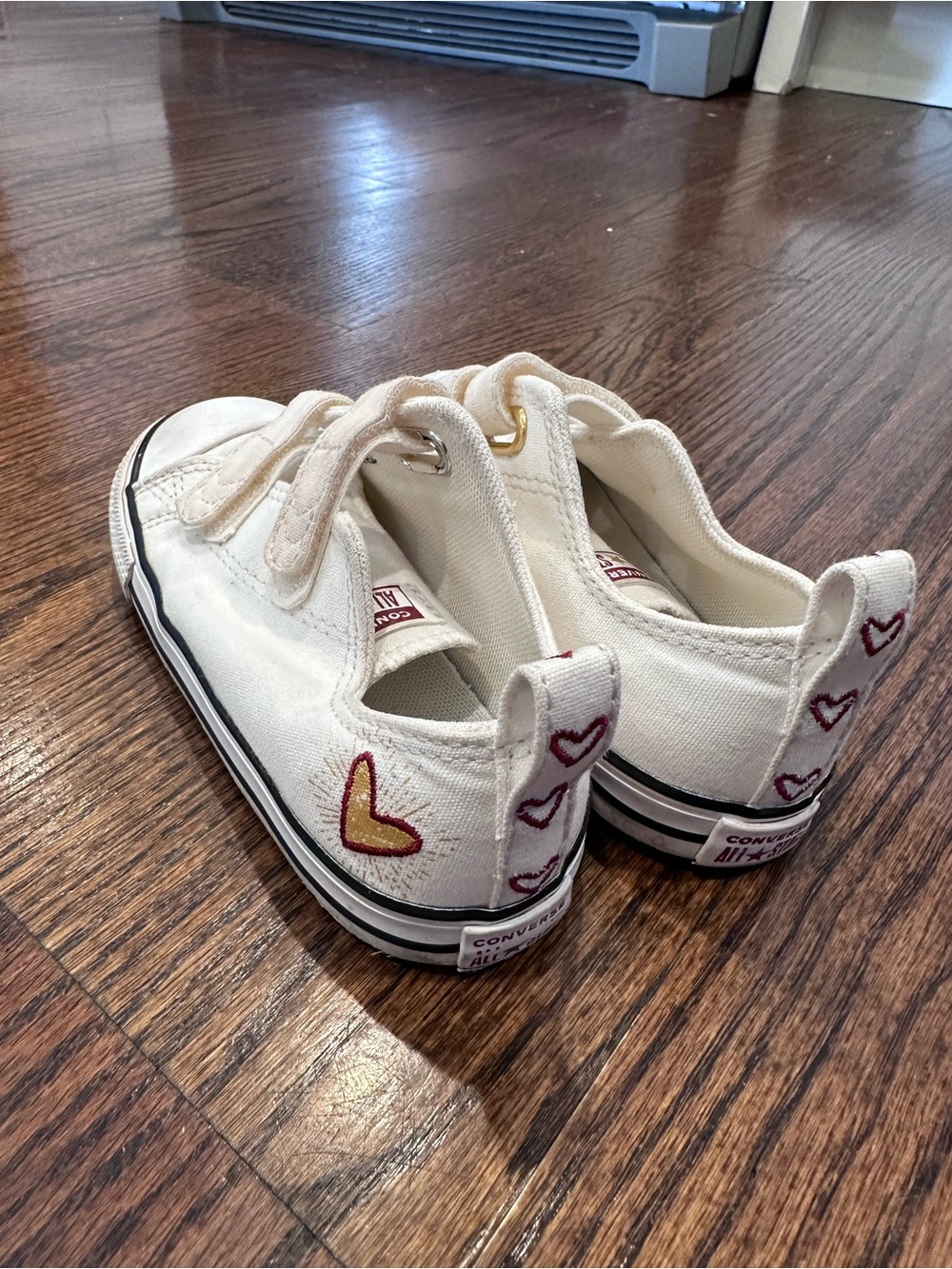 Converse Kids Low Top Sneakers in Cream with Hearts